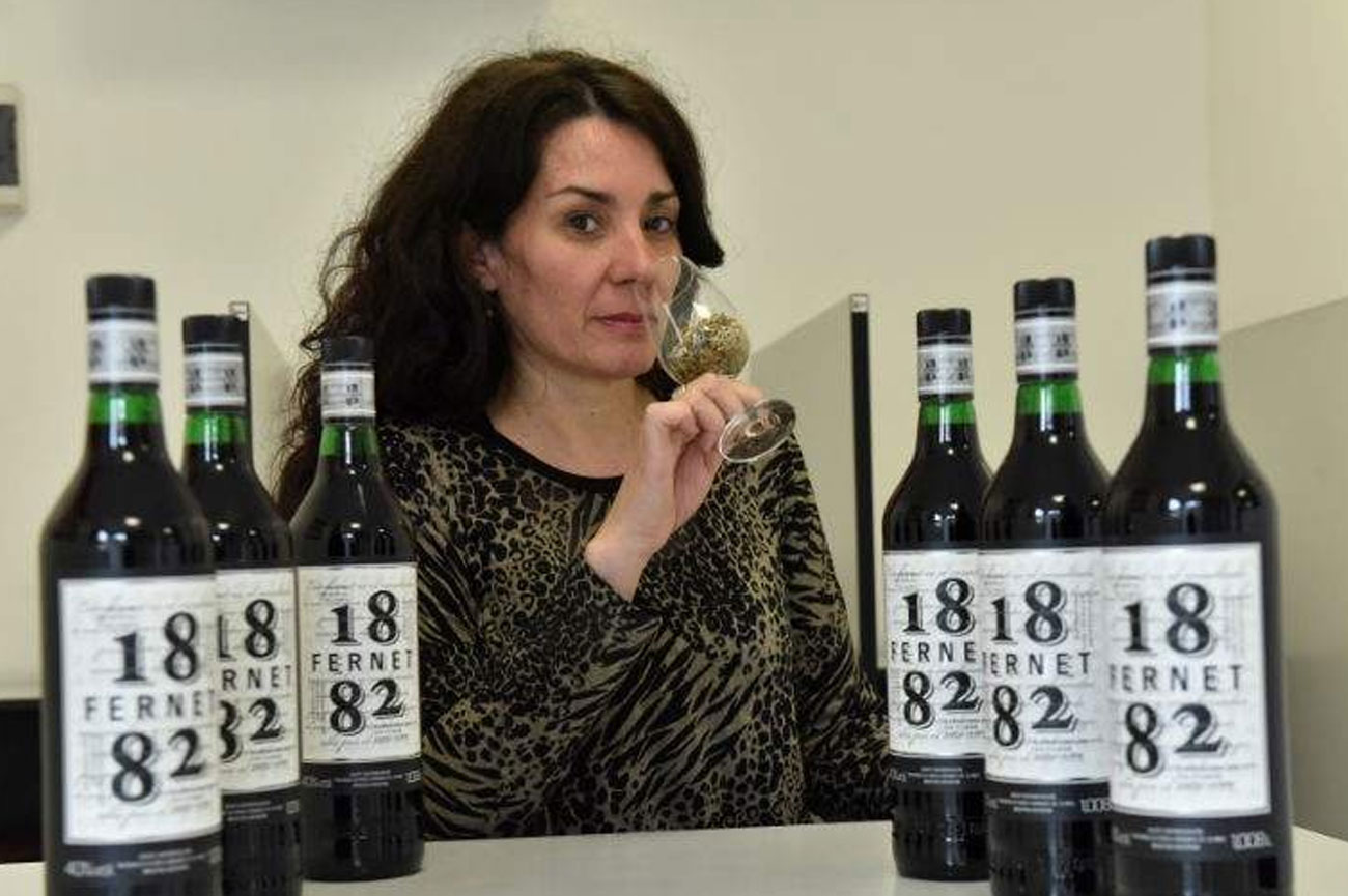 Laburos difíciles, la dama del fernet